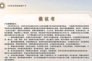 广东正常推进 沃特斯无球与张峻豪纠缠 裁判吹罚沃特斯违体犯规